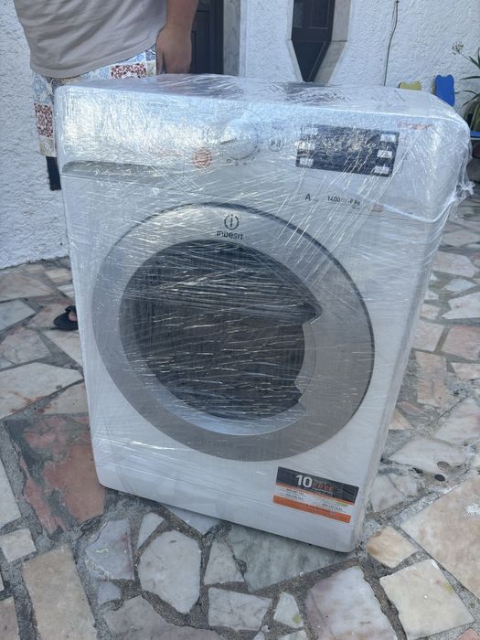 Maquina de lavar e secar Indesit classe A 1400 rotacões 8kg comprada a cerca de ano e meio…motivo da venda mudança…a trabalhar na perfeição