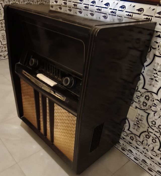 Radio Grunding com giradiscos