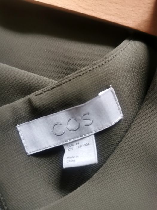COS sukienka khaki plisowana