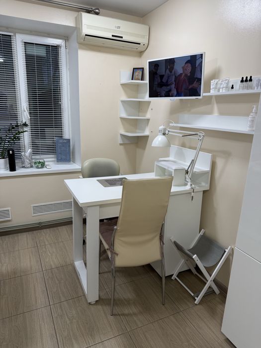 Потрібен перукар та майстер манікюру. Парикмахер.