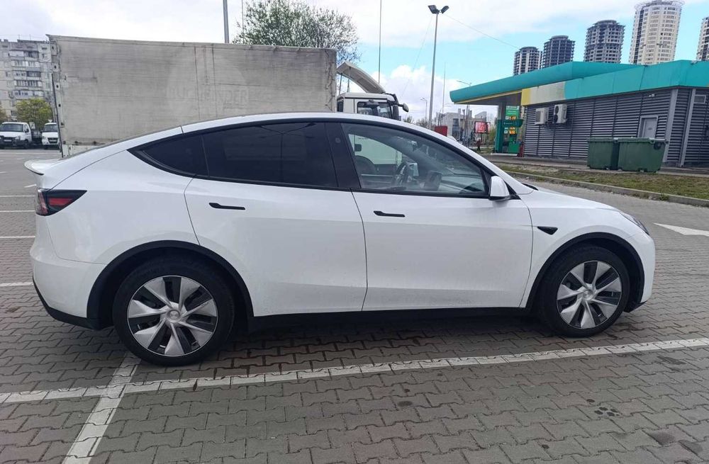 Продам Tesla Y 2024 рік Long Range Dual Motor Ціла безпека!Ціле авто!