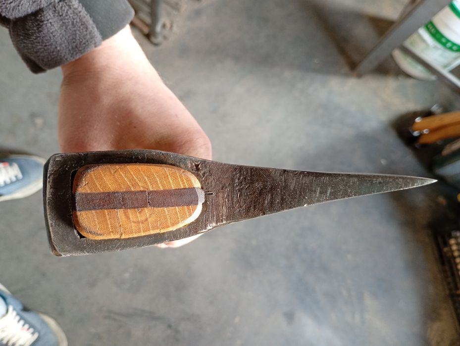 Ręcznie kuta siekiera ZMP 1,5kg / 60cm akacja