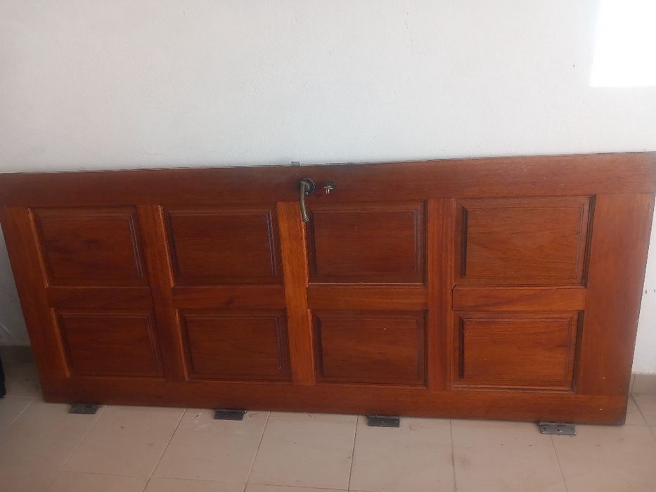 Porta de entrada,  madeira maciça