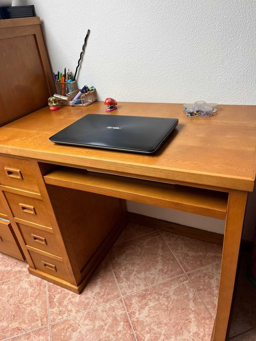 Secretária em pinho maciço, com gavetas, para quarto ou escritório.