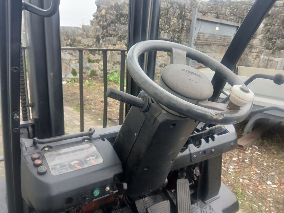 Empilhador nissan 2500kg diesel