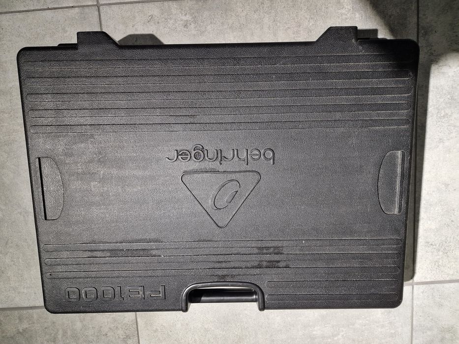 Pedalboard walizkowy z zasilaczem Behringer PB1000 na 12 efektów