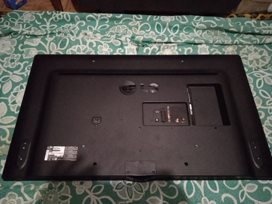 Телевізор LG з розбитою матріцею