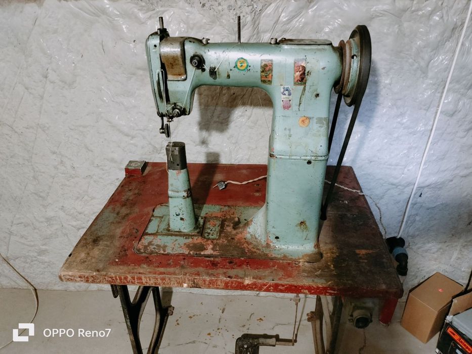 Колонкова швейна машина