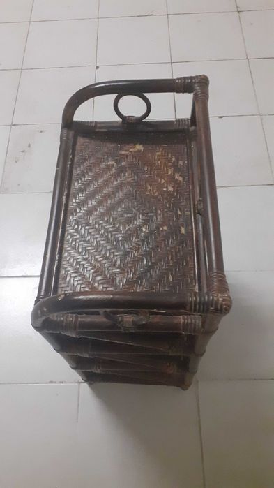 Movel de palhinha e bambu
