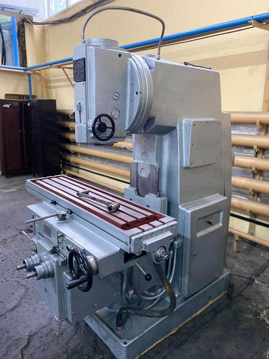 Станок вертикально фрезерный 6Р12