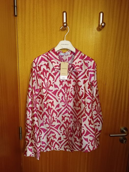 Blusa estampada com etiqueta