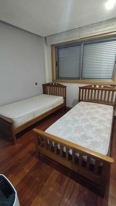 2 Camas de Solteiro com Colchão