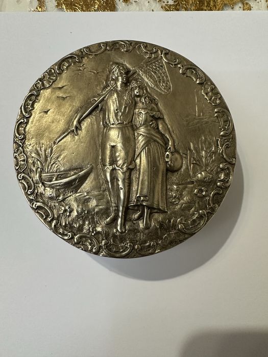 Шкатулка онтикварная посеребреная !