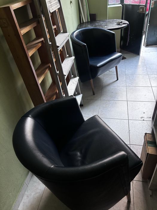 Duas Cadeiras estofadas em couro
