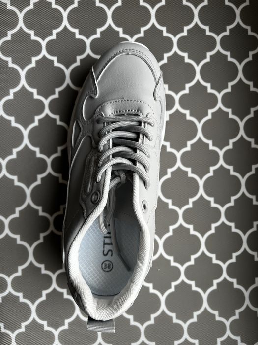 Кросівки жіночі 38р