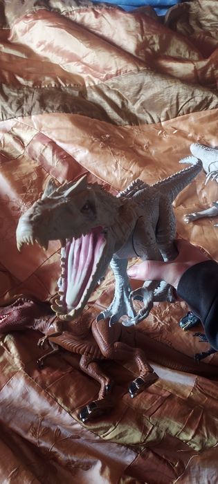 Vendo dinossauros brinquedos
