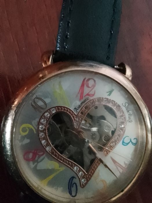 Relógio novo muito bonito e diferente é Dubai