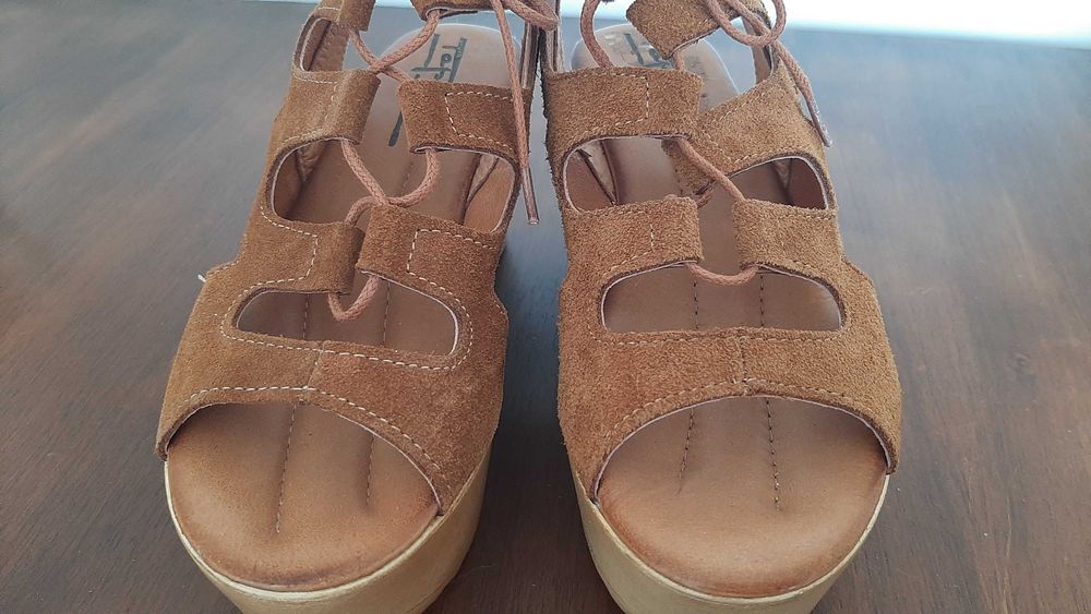 QUASE NOVAS Sandálias compensadas pele/camurça castanhas 36