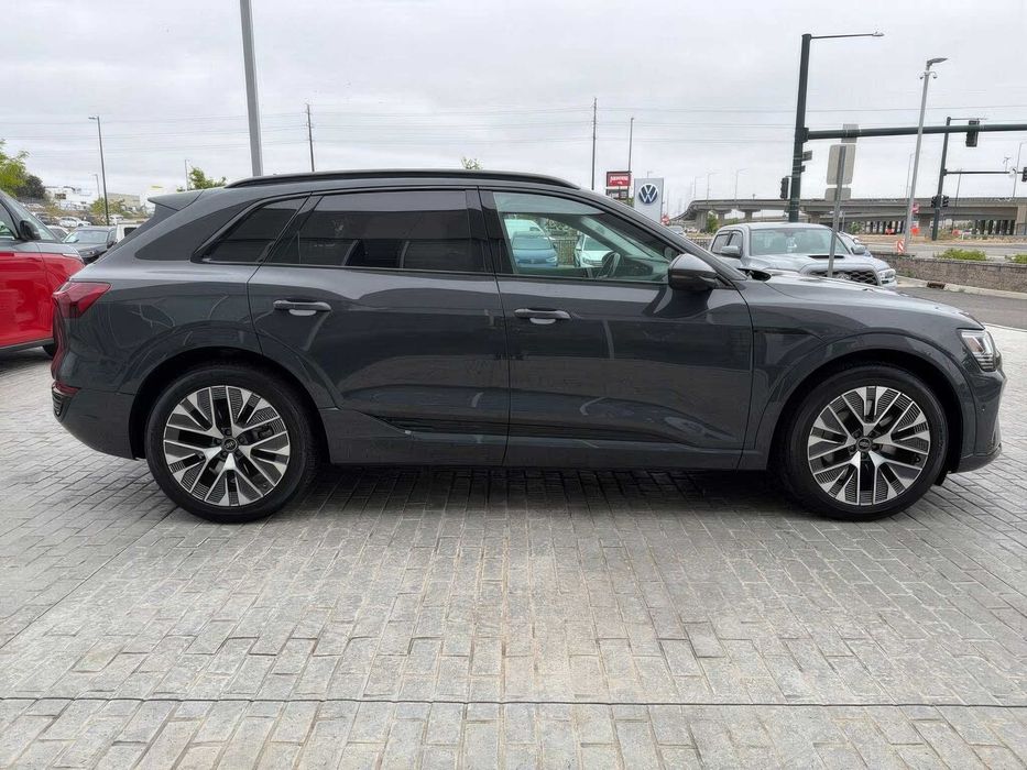 Audi Q8 E-Tron      2024