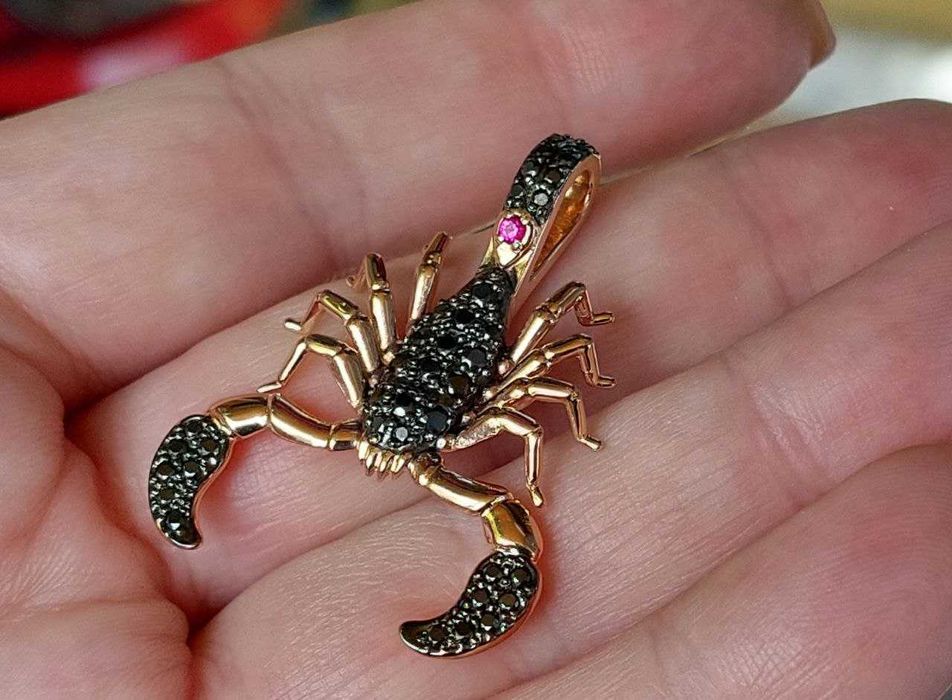 Золотой кулон Скорпион с муассанитами