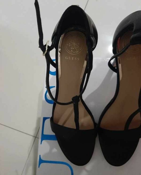 Sandały skórzane Guess