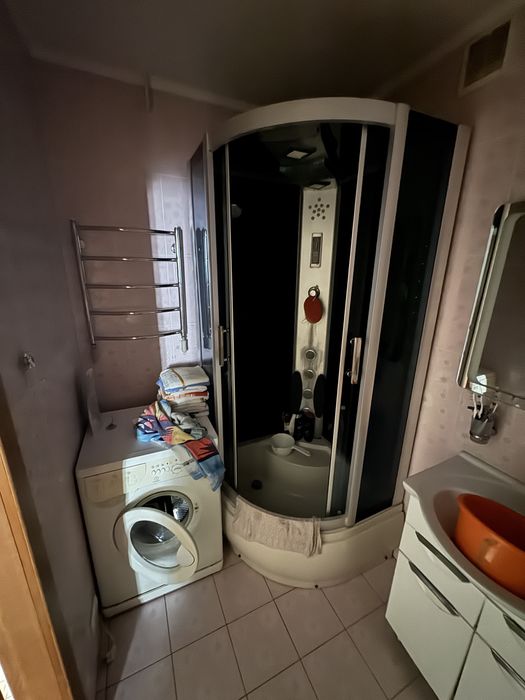 Квартира 3 кімнати в гарному стані.