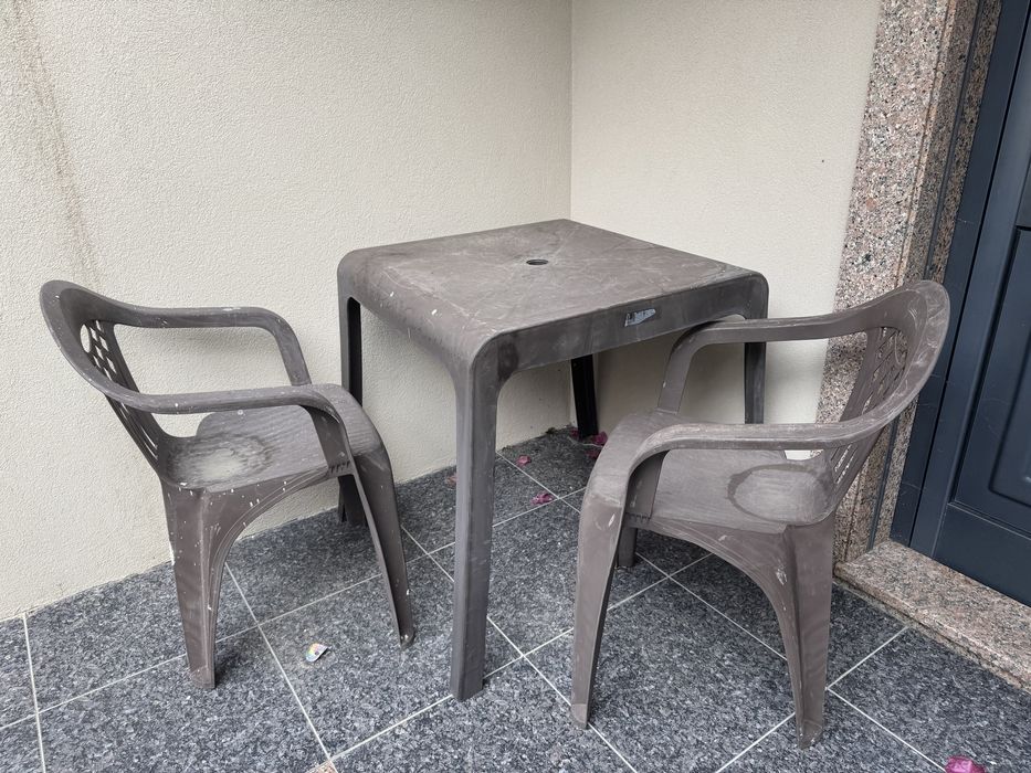 Mesa de exterior e duas cadeiras