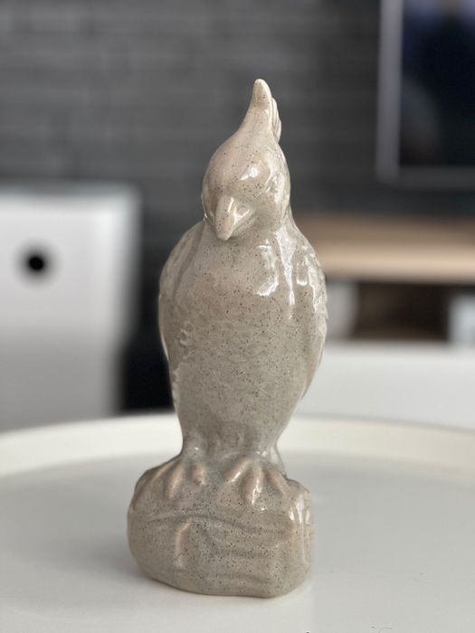 Peça em porcelana Arara