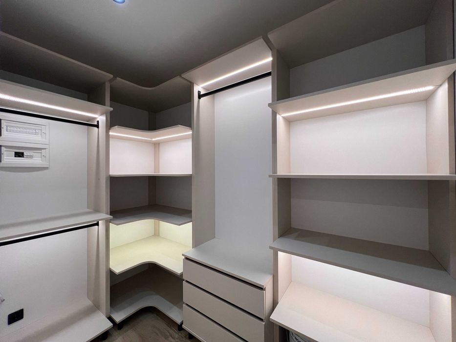 ТОПОВА євроТРІЙКА в районі центру повністю укомплектована