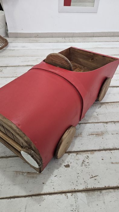 Carro vermelho em madeira