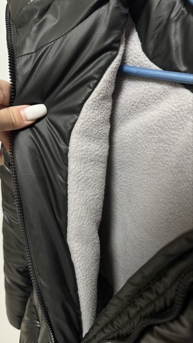 Нове чорне зимове пальто.