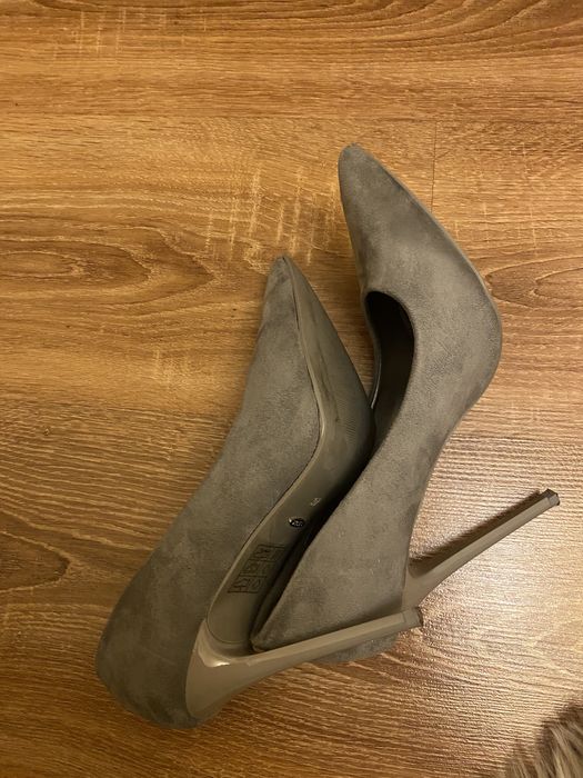 Szare buty na szpilce