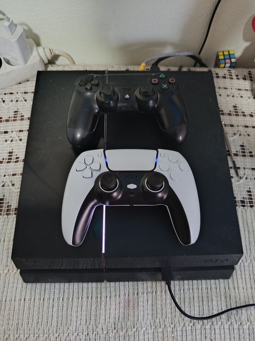PS4 Slim com dois comandos