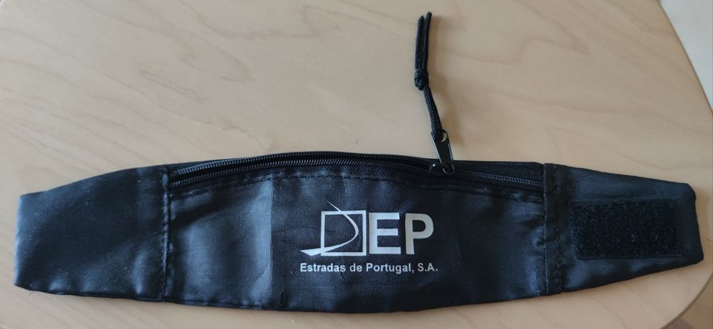 Uma bolsa de cintura desportiva extrafina