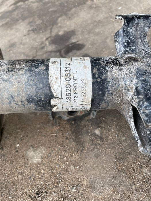 Продам передние стойки амортизатора Toyota avensis t27 кузов