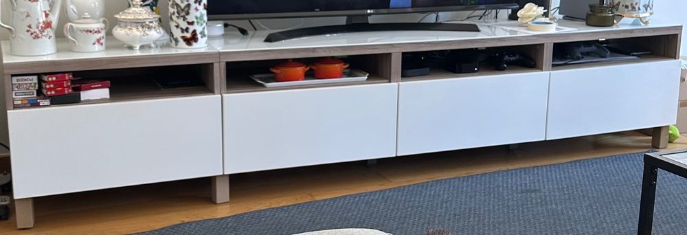 Rack TV IKEA BESTÅ — móvel TV c/gavetas, efeito carvalho c/velatura branca / LAPPVIKEN branco (2 módulos)