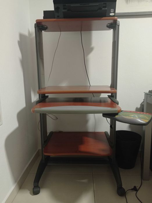 Móvel de escritório para computador.