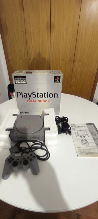Sony PlayStation 1 "Dual Shock" Original Completa - SCPH-7000 (Edição Japonesa)