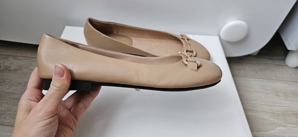 Жіночі бежеві шкіряні балетки Estro