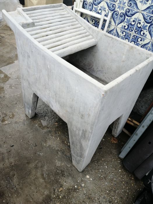 Tanque forte  antiga construção para lavar roupa e outros