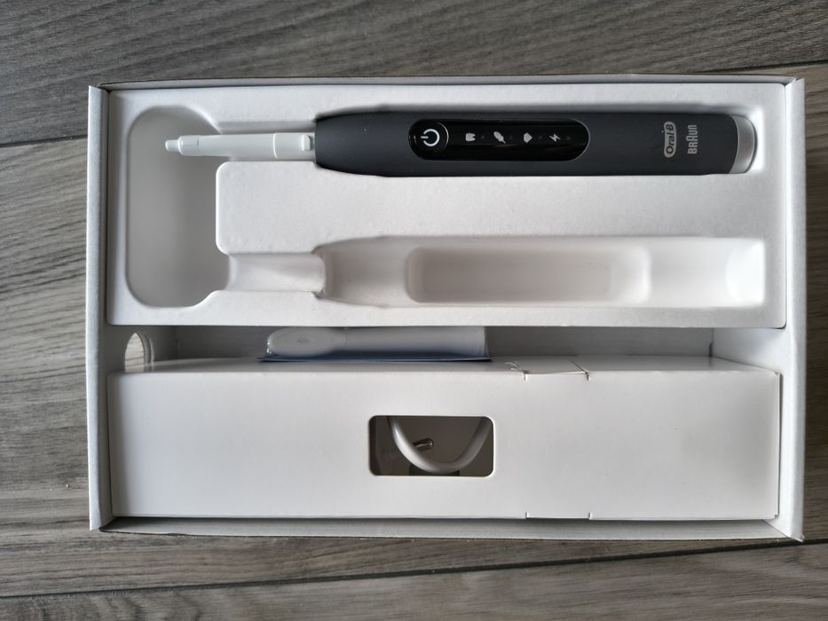 Czarna szczoteczka Oral-B Pulsonic 4900