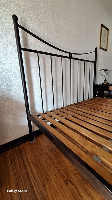 Cama de ferro com estrado