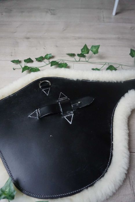 Popręg Kentaur 125 z fartuchem i naturalnym futrem - nowy