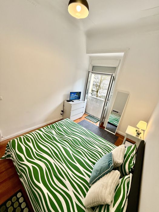 QUARTO mobiliado p casal ou familiares em frente El Corte Ingles