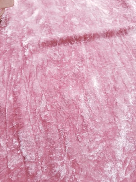 Welurowa różowa sukienka hiszpanka z falbanką na ramiona M