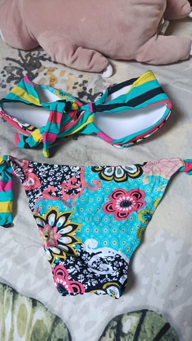 Biquíni estampado floral e listrado
