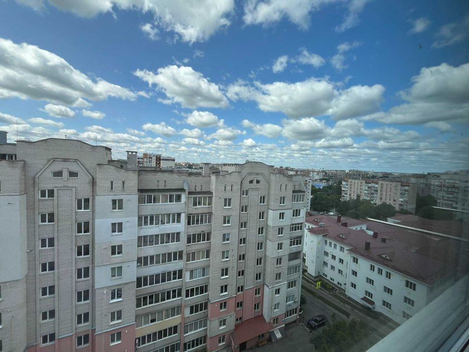 Трикімнатна в новому обжитому будинку Виставка