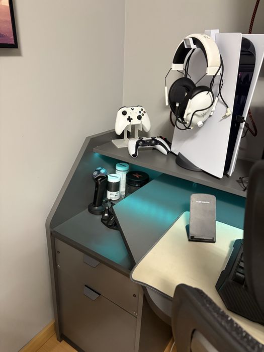 LED Gaming Desk – In Excellent Condition!64563997055105123