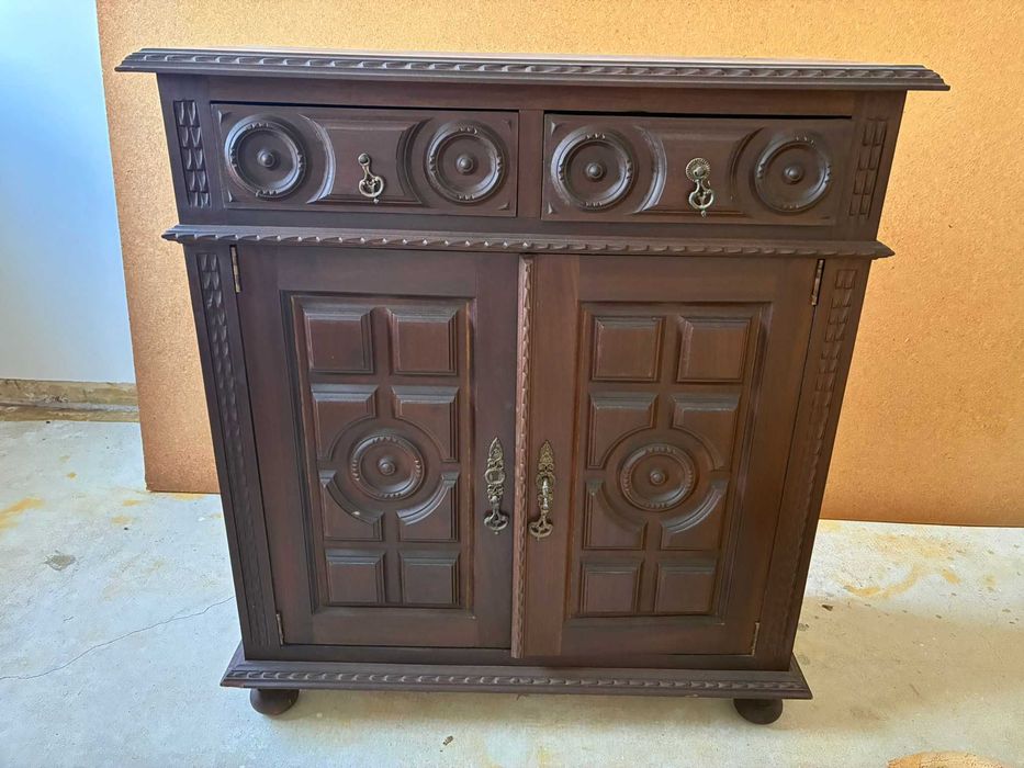 Móveis antigos em madeira maciça