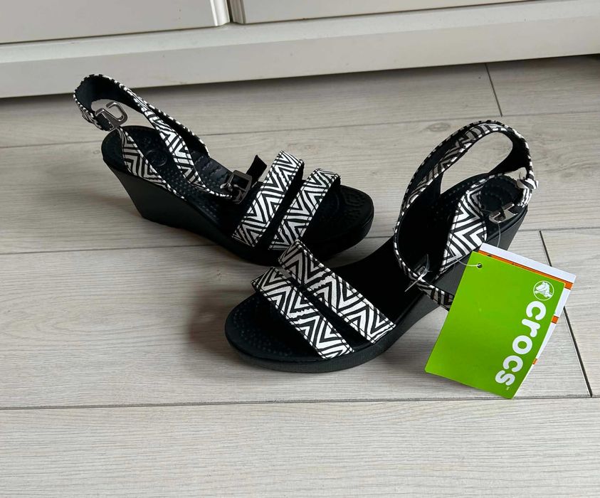 Sandały na koturnie Crocs W7 37 38 NOWE czarne biały wzór